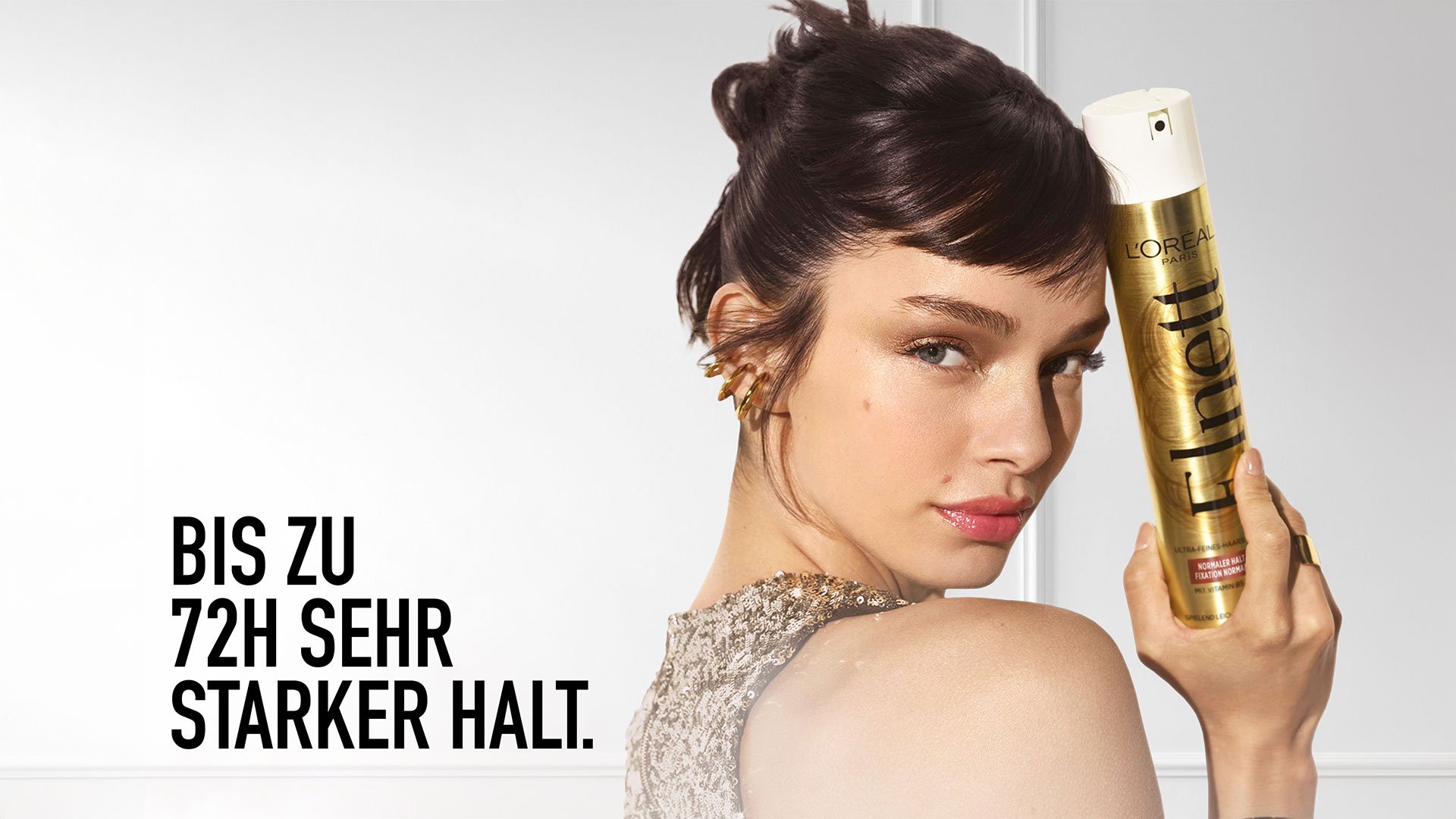 Luma Grothe hält Elnett Haarspray in der Hand